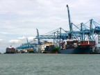 Port Klang container ship docks.JPG (96 KB)